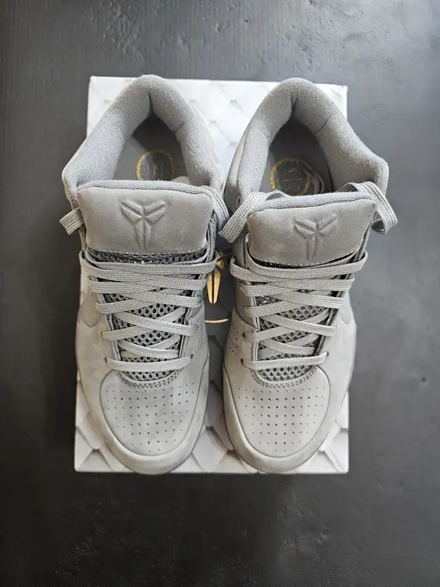 Kobe 4 Fade to Black size 8 in Men's Shoes in Mississauga / Peel Region - Image 4