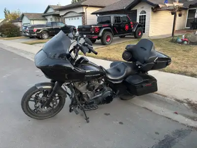 This beautiful 2015 Harley Roadglide has less then 33000 kms on it and handles like a dream. Has Leg...