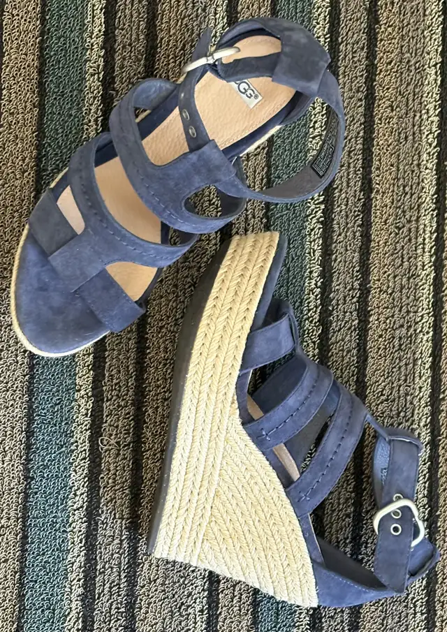 UGG SHOES in Women's - Shoes in Calgary - Image 3