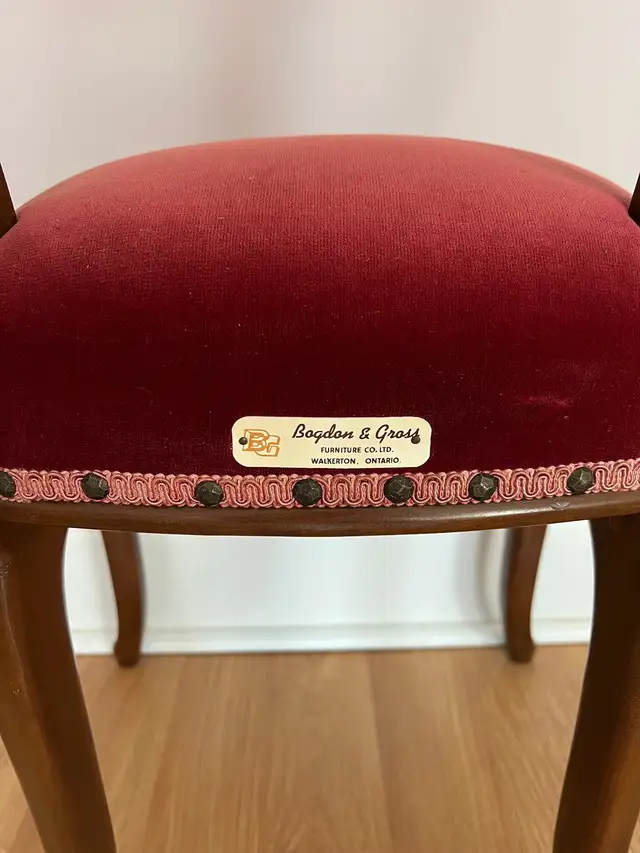 VINTAGE - BOGDON & GROSS FURNITURE CO. VICTORIAN STYLE BALLOON B in Chairs & Recliners in Belleville - Image 3