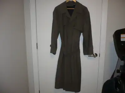 London Fog top coat. Made by Londontown Corporation. Size 38. Colour Grey