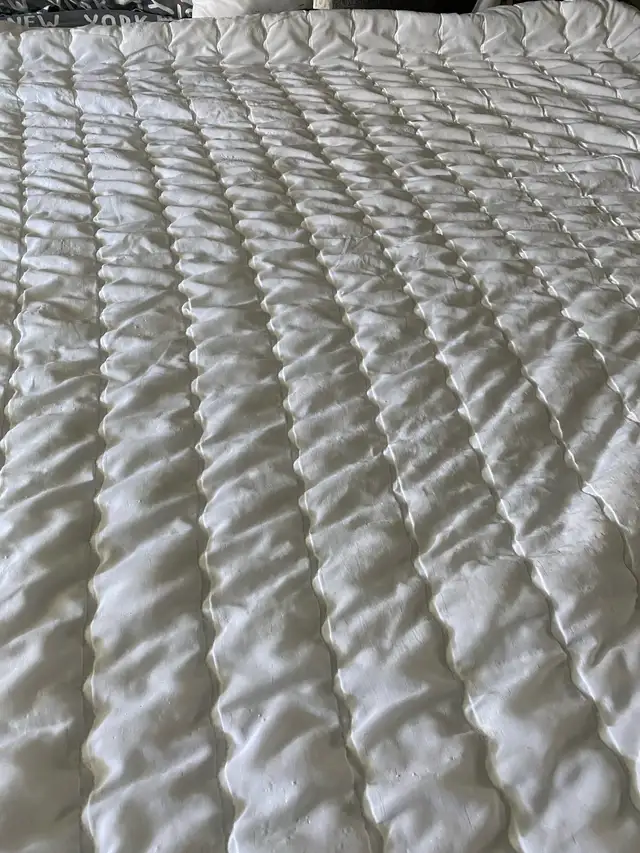 White Mattress Cover - King in Bedding in Kitchener / Waterloo - Image 2