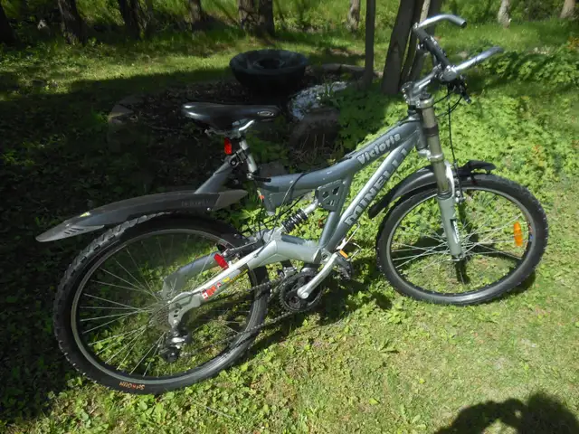 velo  montagne minelli victoria..21 vitesse roue 26 pouce in Mountain in Longueuil / South Shore - Image 10