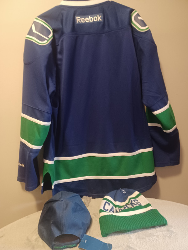 Vancouver Canucks Medium jersey with toque and hat. in Multi-item in London - Image 2