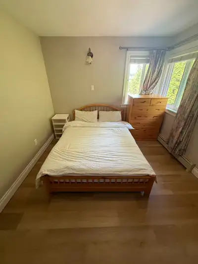 This room shares bathroom with 1 other room. Furnished with queen bed, desk & chair. -Shared areas P...