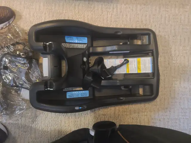 Graco SnugRide SnugLock 35 Infant Car Seat with 2 Bases + access in Strollers, Carriers & Car Seats in Oakville / Halton Region - Image 6