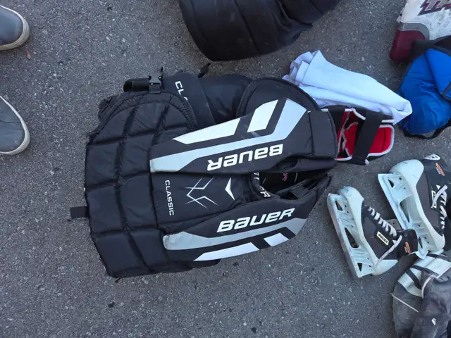 Goalie equipment in Hockey in Oshawa / Durham Region - Image 3