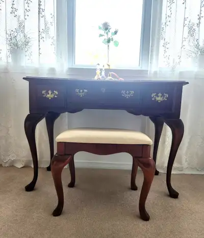 - Authentic, excellent condition, high-end Queen Anne classic styling, with scrolled, padded feet an...
