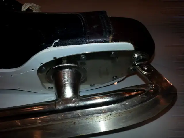 Vintage Bauer Hugger hockey skates Size 11 2/3 (1970's) in Hockey in Markham / York Region - Image 4