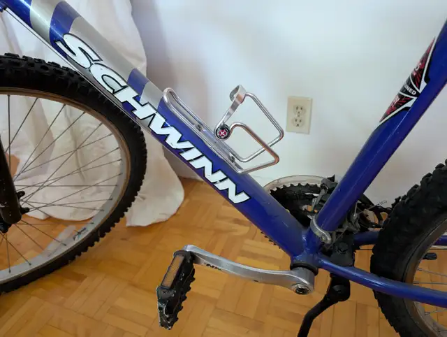 vélo de montagne SCHWINN in Mountain in City of Montréal - Image 4