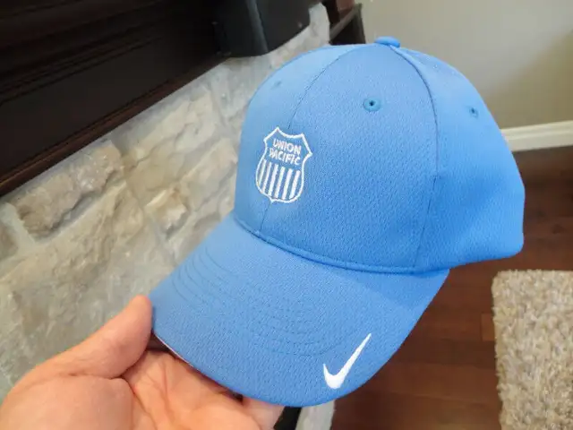 New Blue Nike Legacy Golf Cap Baseball Cap in Golf in Kitchener / Waterloo - Image 2