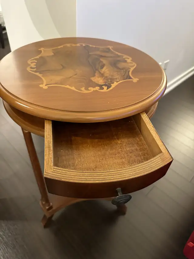 Round antique wood console table in Other Tables in City of Toronto - Image 4