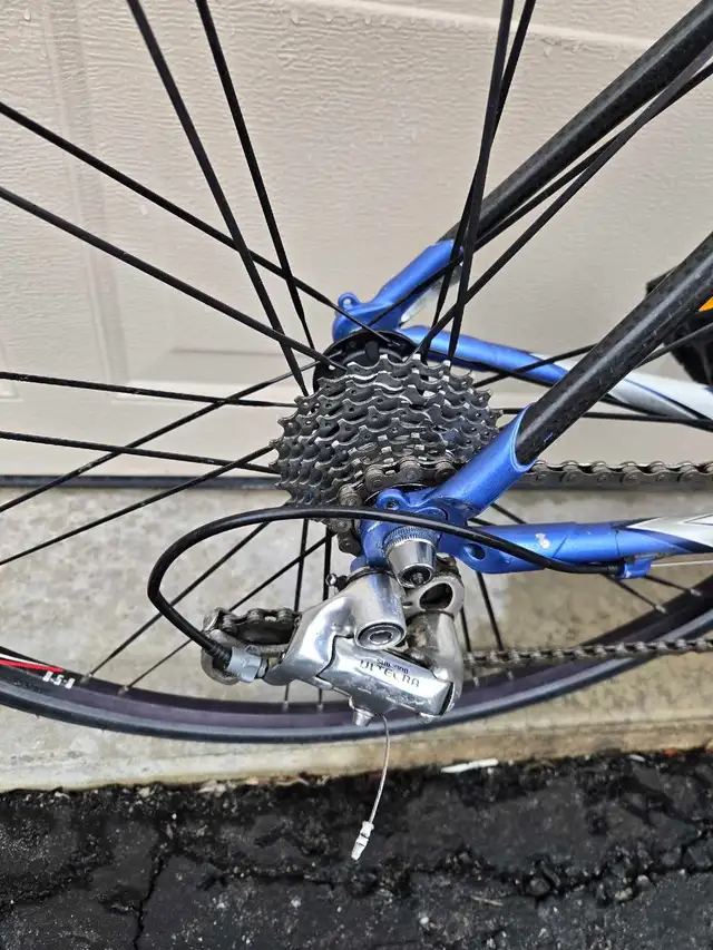 Trek 2200 ZR 9000 road bike  in Road in Barrie - Image 3