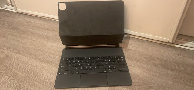 12.9” apple ipad magnetic keyboard case in iPad & Tablet Accessories in City of Toronto