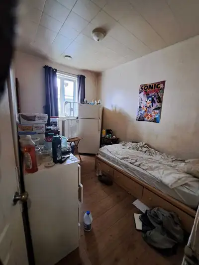 CHATEAUGUAY private room for rent walking distance to schools, shopping mall off d'Anjou blvd. and b...