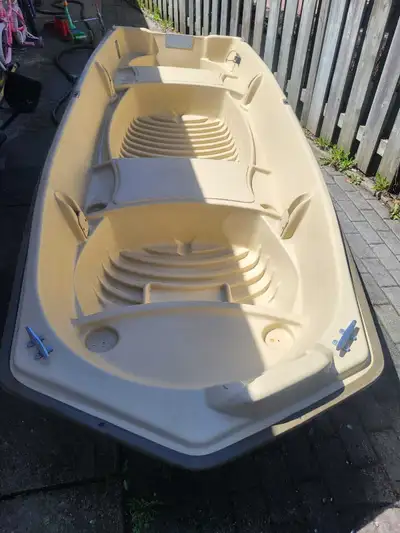 Selling a sun dolphins boat Used a hand full of time Asking $850.