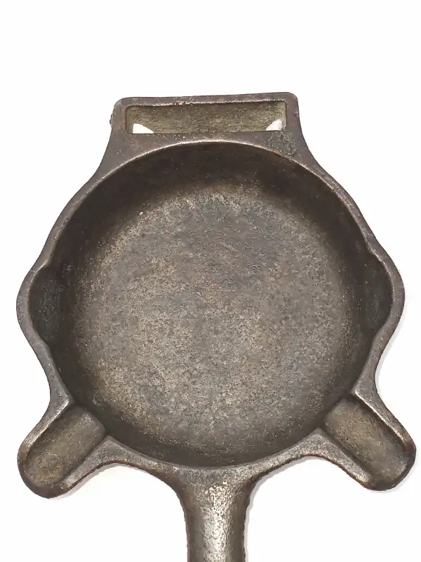 Vintage Griswold Miniature Cast Iron Ashtray Frying Pan in Arts & Collectibles in Kitchener / Waterloo - Image 8