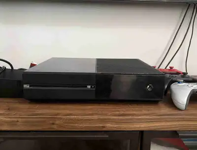 Xbox One à vendre avec manette et câble. Négociable !!, View more