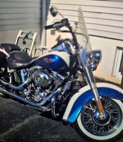 Je vends ma Harley-Davidson d'occasion, un véritable classique américain avec une allure personnalis...