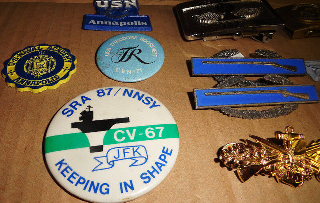 US MILITARY COLLECTIBLES BADGES BELT BUCKLES MAGNETS BUTTONS in Arts & Collectibles in Kawartha Lakes - Image 2