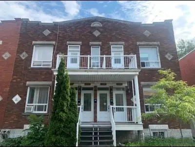 English to follow Bienvenue à Verdun ! Ce rez-de-chaussée de 1250 pc, vous offre tout l’espace que v...