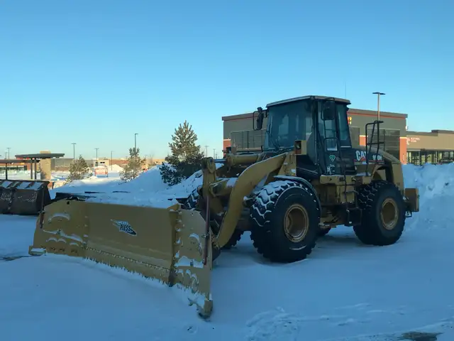 Commercial Snow Removal & Sanding569705116573388802
