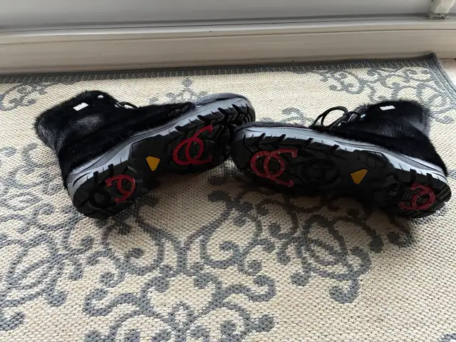 bottes hiver pour homme en fourrure avec crampons in Men's Shoes in Laval / North Shore - Image 6