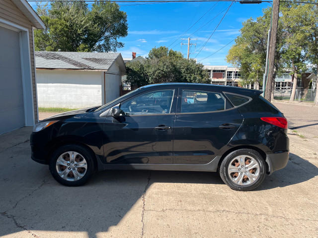 2011 Hyundai Tucson in Cars & Trucks in Medicine Hat - Image 2