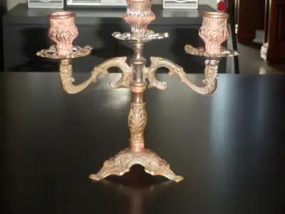 chandelier ancien de style Baroque ou Rococo, fait en laiton ou en bronze. Il se compose de 3 portes...