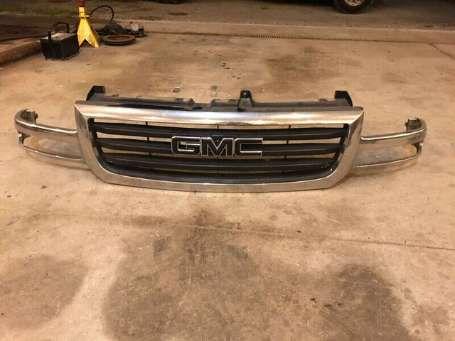 Grille for 03-06 GMC Trucks in Auto Body Parts in Stratford