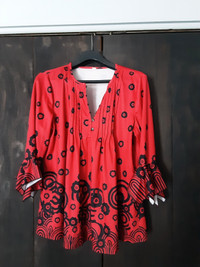 Blouse tunique rouge avec imprimé de fleurs