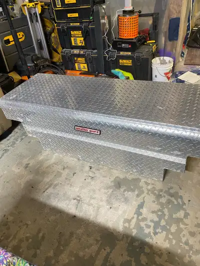 Selling a near mint condition Weather Guard tool box, no scrapes or dents, was used in a Ford Ranger...