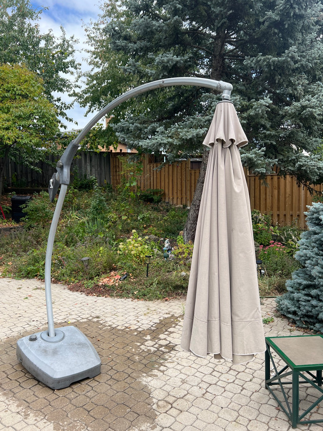 Patio umbrella10 feet with stand in Outdoor Décor in Mississauga / Peel Region - Image 4