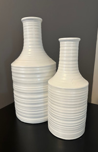 Vases blancs décoratifs (set de 2)