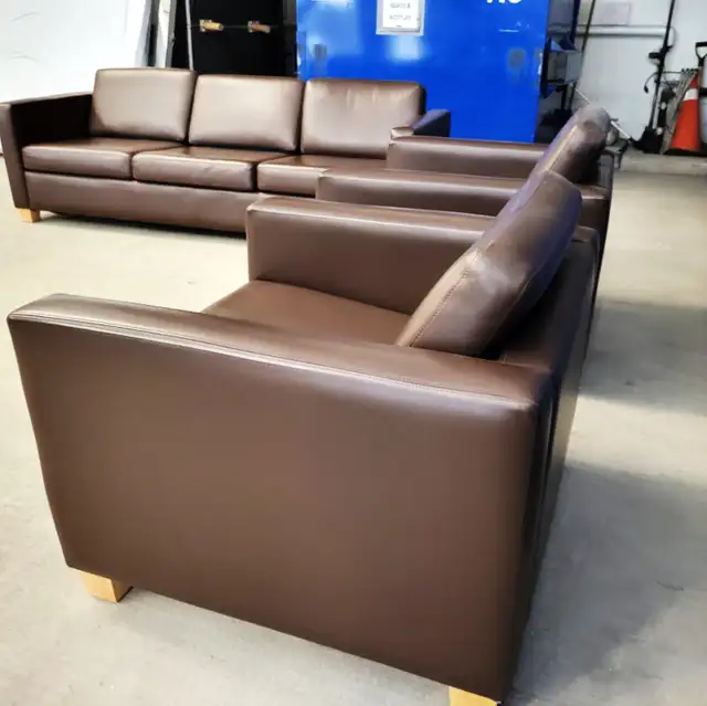 Like new pretty elegant top grain leather couches can deliver in Couches & Futons in Muskoka - Image 9