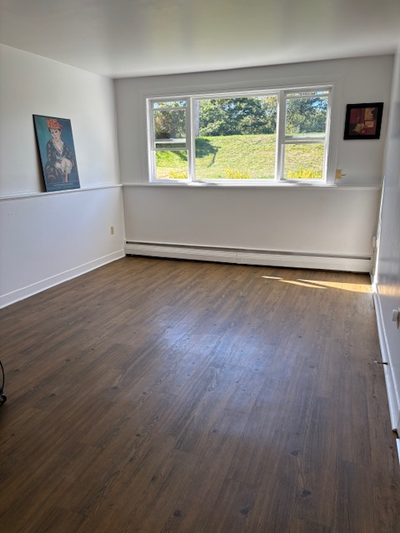 Large SUNNY 2 Bedroom GROUND FLOOR ( a few steps) NON SMOKING apartment with two exits Safe Secure G...