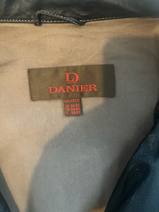 Danier Men’s Leather Jacket in Men's in La Ronge - Image 4