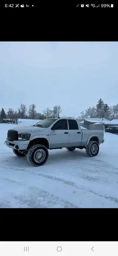 08 dodge ram 3500 6.7 turbo diesel (367 000km) aftermarket deck 6 inch lift Purple cab lights Sittin...