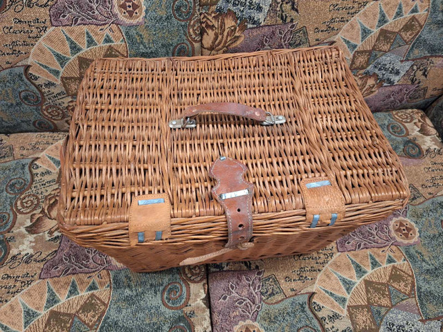 Picnic basket (wicker with leather) in BBQs & Outdoor Cooking in North Bay - Image 2