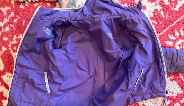 5T north face reversible coat  in Clothing - 5T in Winnipeg - Image 4