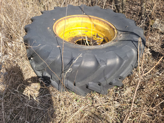 tractor tire rim  19.5 LR 28 in Other in Hamilton