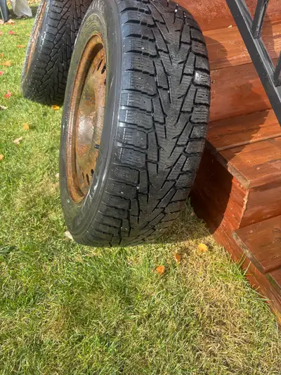 Un set de 4 pneus d’hiver Nokian R 17 225/65 montés sur des rims en bon état.