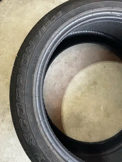 Selling a Pirelli Scorpion Verde tire, size 275/40R21, in used condition. This tire is ideal for SUV...