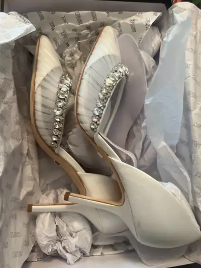 Badgley Mischka ladies size 6, View more