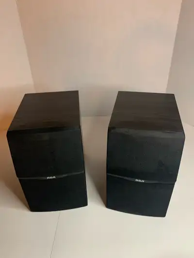 These used RCA speakers deliver crisp and clear audio, featuring an impedance of 6 Ohms and a handli...