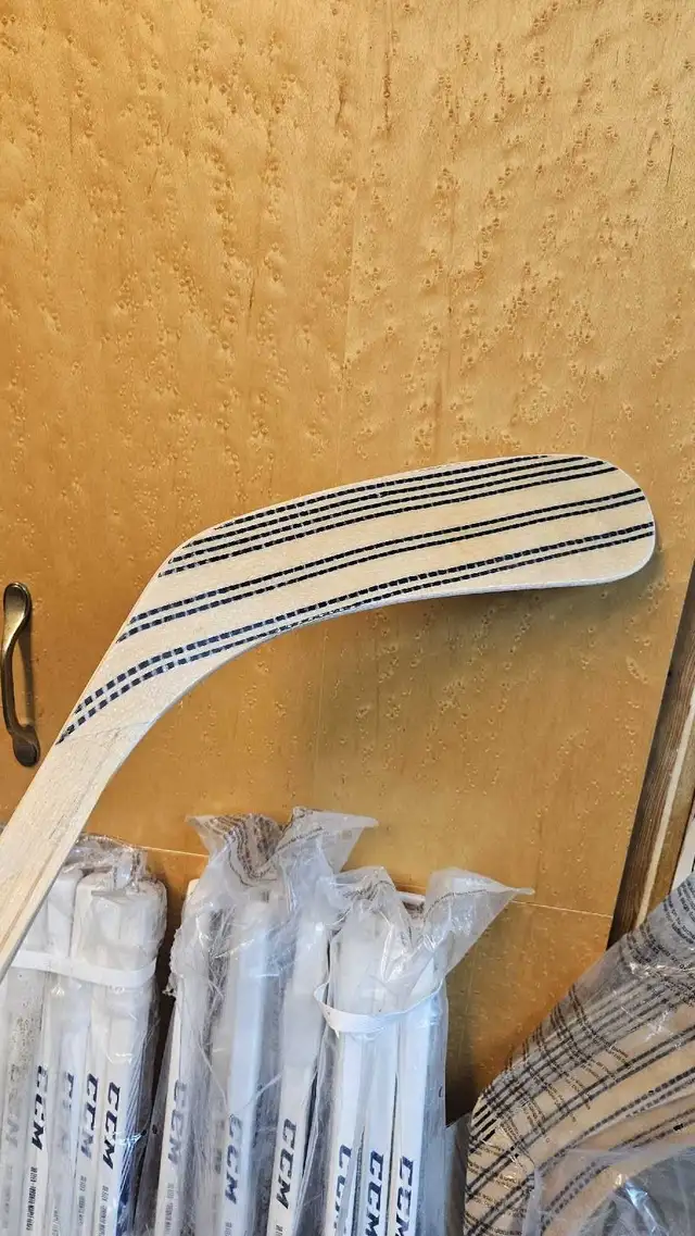 Toronto Maple Leaf branded youth Hockey stick in Hockey in City of Toronto - Image 4