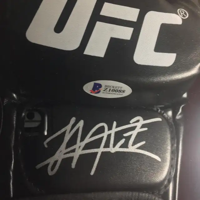 Khabib Nurmagomedov Signed Glove Framed Beckett in Arts & Collectibles in City of Toronto - Image 5
