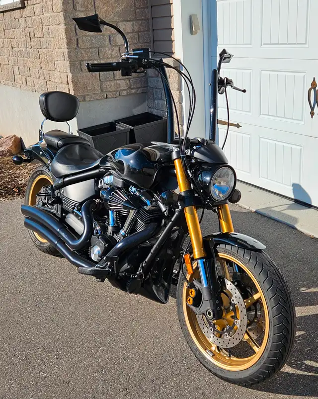 Yamaha Roadstar Warrior 2010 in Touring in West Island - Image 2