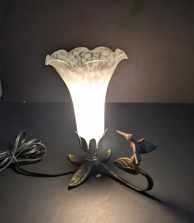 Vtg Hummingbird Table Lamp Glass Lily  Shade Bronze Base 8" in Indoor Lighting & Fans in Charlottetown - Image 9