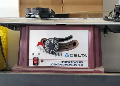 This is a DELTA 10" basic bench saw, perfect for small projects and DIY tasks. This item is used con...